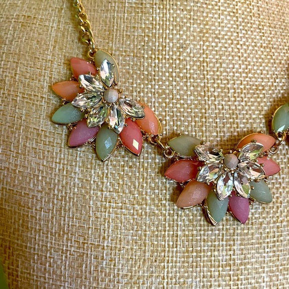 Elegant Floral Necklace with Pink and Gold Accents - Picture 2 of 7